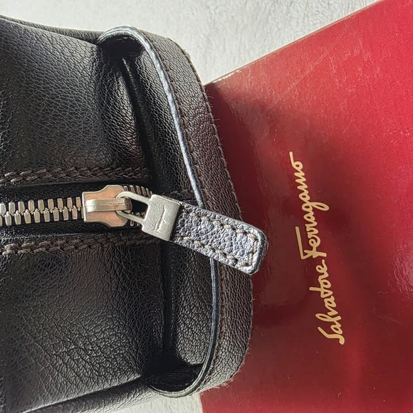 Salvatore Ferragamo 100% Leather Black Toiletry Travel/shaving Bag Sleek Design - Picture 4 of 9